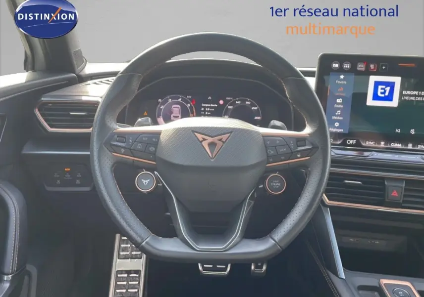Vue intérieure centrée sur le volant cuir noir et le tableau de bord numérique de la CUPRA Formentor 2025.