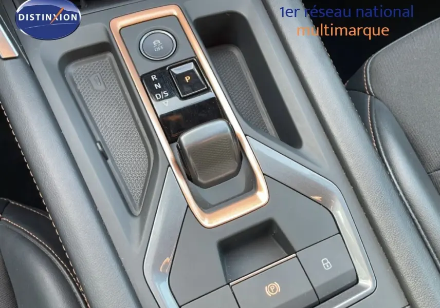 Gros plan sur la console centrale noire avec levier de vitesses et boutons de commande du CUPRA Formentor blanc neige métal.