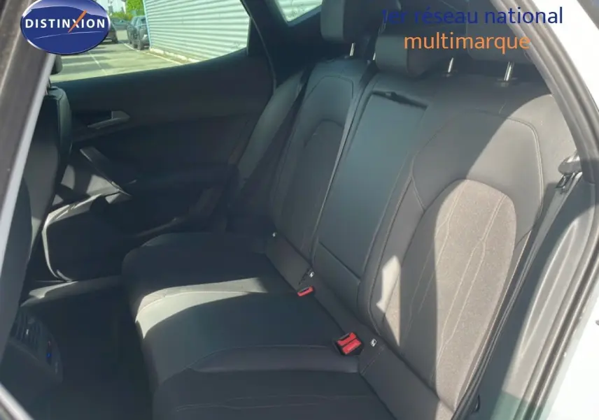 Vue intérieure côté droit montrant la banquette arrière en tissu et cuir noir du CUPRA Formentor blanc neige 2025.