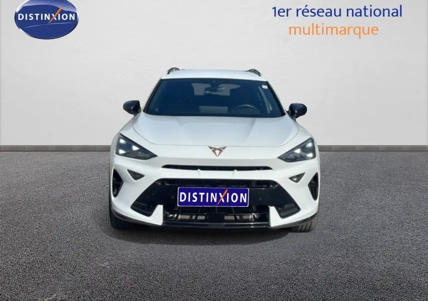 Vue de face d'une CUPRA Formentor 2.0 TDI blanche Neige Metal avec calandre et phares LED distinctifs.