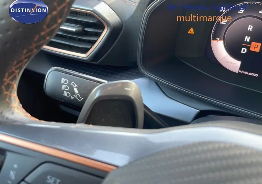 Gros plan sur le commodo des feux et partie du tableau de bord noir du CUPRA Formentor 2.0 TDI 150CH DSG 2025.