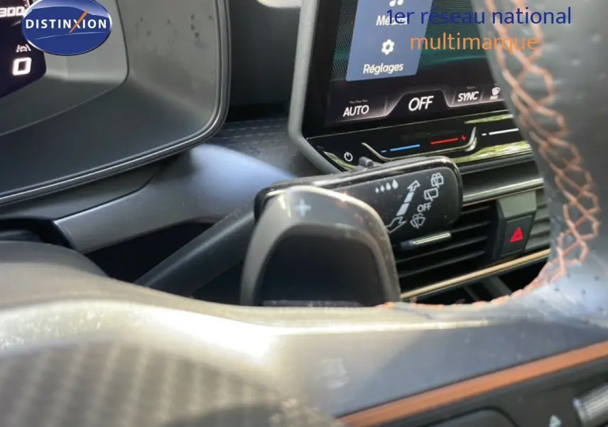Gros plan intérieur sur le volant cuir noir et la commande de régulateur dans une CUPRA Formentor blanc neige métal 2025.