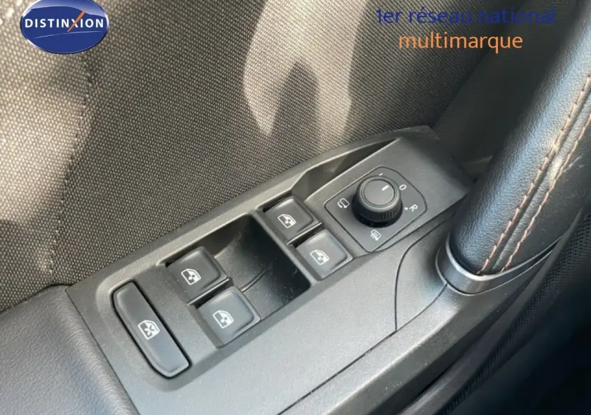 Gros plan sur les commandes de lève-vitres et réglage des rétroviseurs côté conducteur d’un CUPRA Formentor blanc neige métal.