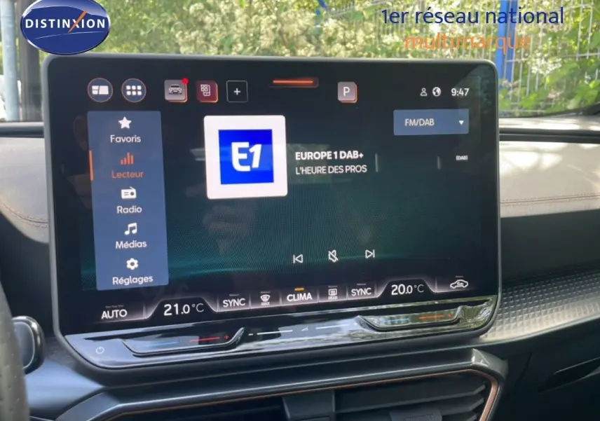 Écran tactile central du tableau de bord du CUPRA Formentor blanc neige, affichant la radio Europe 1 en mode DAB+.