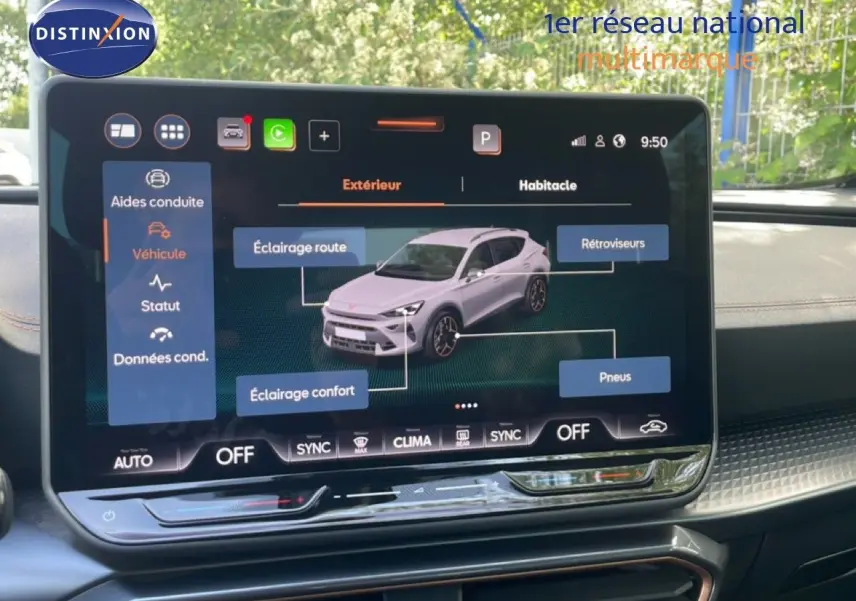 Écran tactile intérieur montrant une vue 3/4 avant du CUPRA Formentor blanc neige métal avec indications techniques.