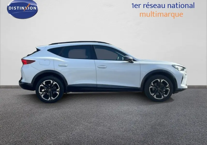 Vue de profil côté gauche d'un CUPRA Formentor blanc neige métal avec jantes bi-ton et vitres teintées.