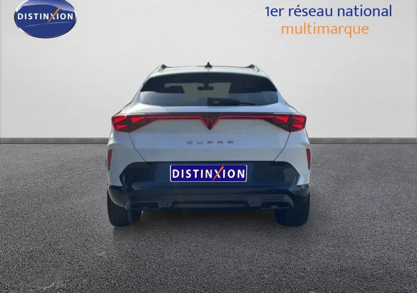 Vue arrière d'une CUPRA Formentor blanc neige métal 2025 avec feux LED et double sortie d'échappement noire.