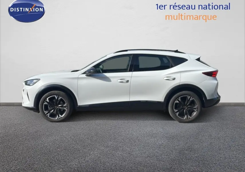 Profil côté gauche d'un CUPRA Formentor blanc neige métal 2025 avec jantes noires bicolores et lignes sportives.