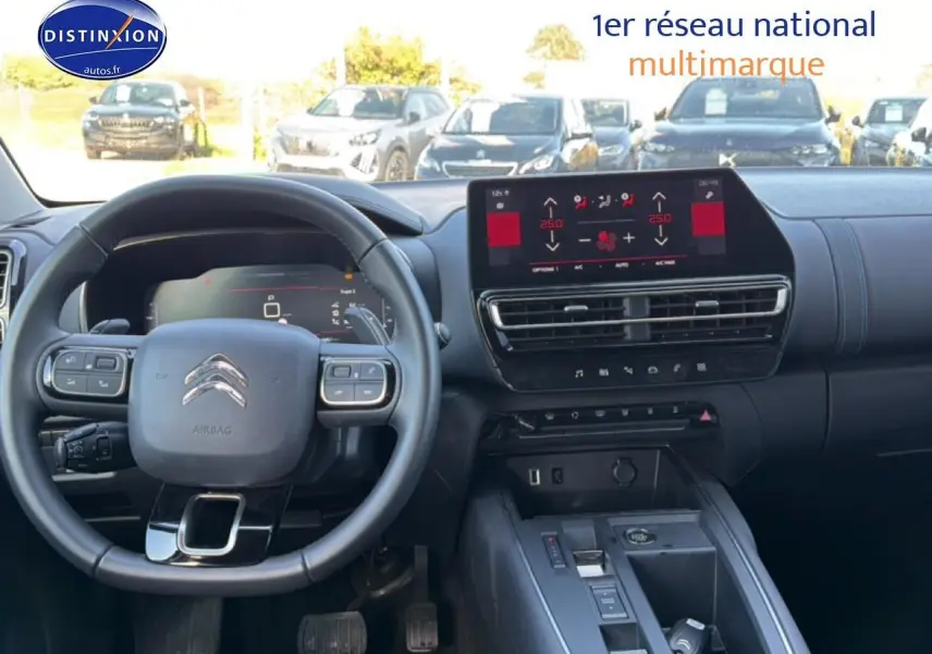 Vue intérieure du tableau de bord et volant du Citroën C5 Aircross bleu Eclipse, avec écran tactile central et commandes au volant.