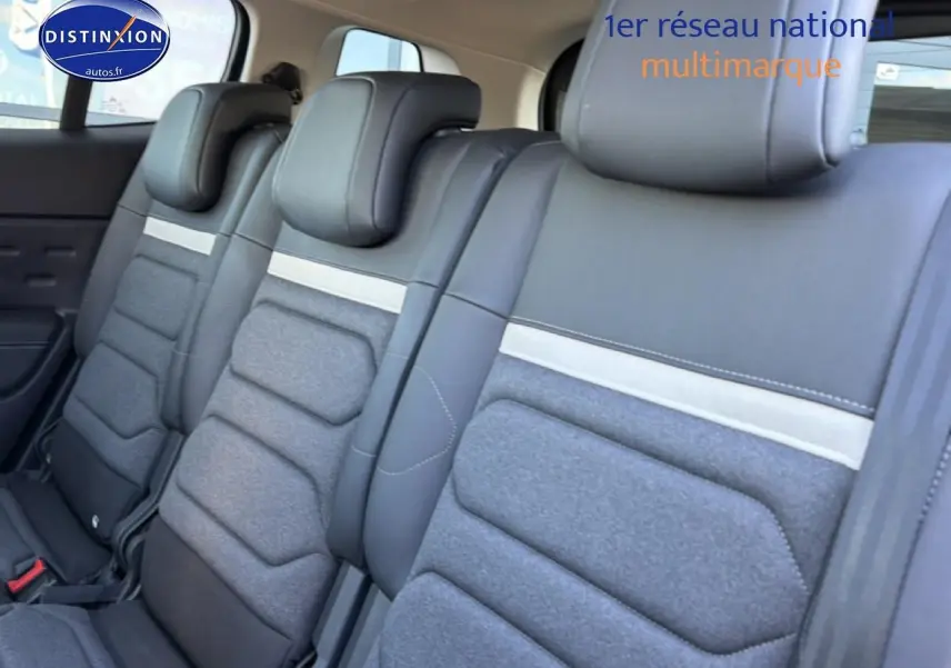 Vue rapprochée des sièges arrière gris et tissu du Citroën C5 Aircross 2025, montrant la banquette 3 places.
