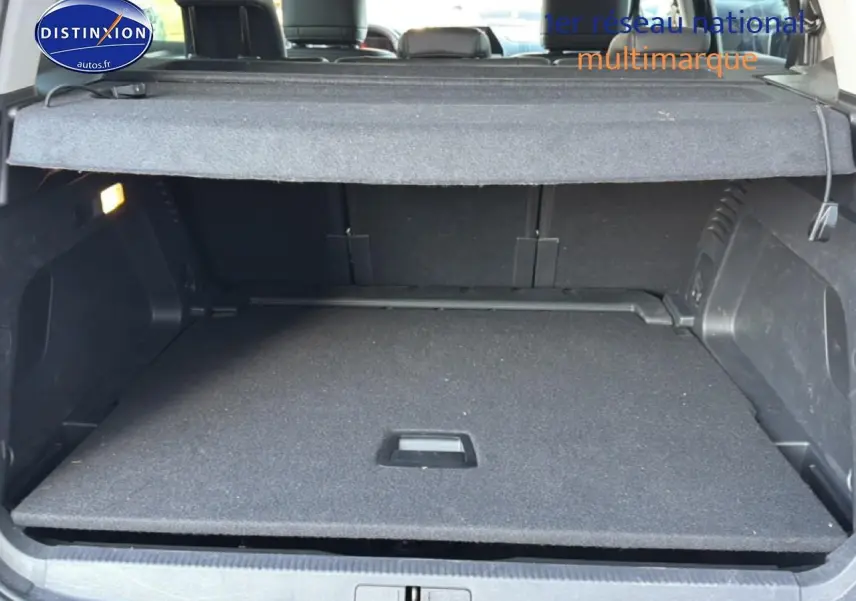 Vue du coffre ouvert du Citroën C5 Aircross bleu eclipse, montrant le plancher de coffre mobile et la plage arrière.