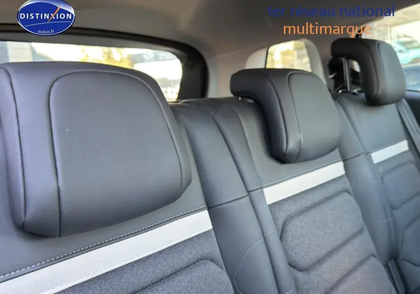 Vue intérieure sur la banquette arrière en cuir noir et tissu gris du Citroën C5 Aircross 2025.