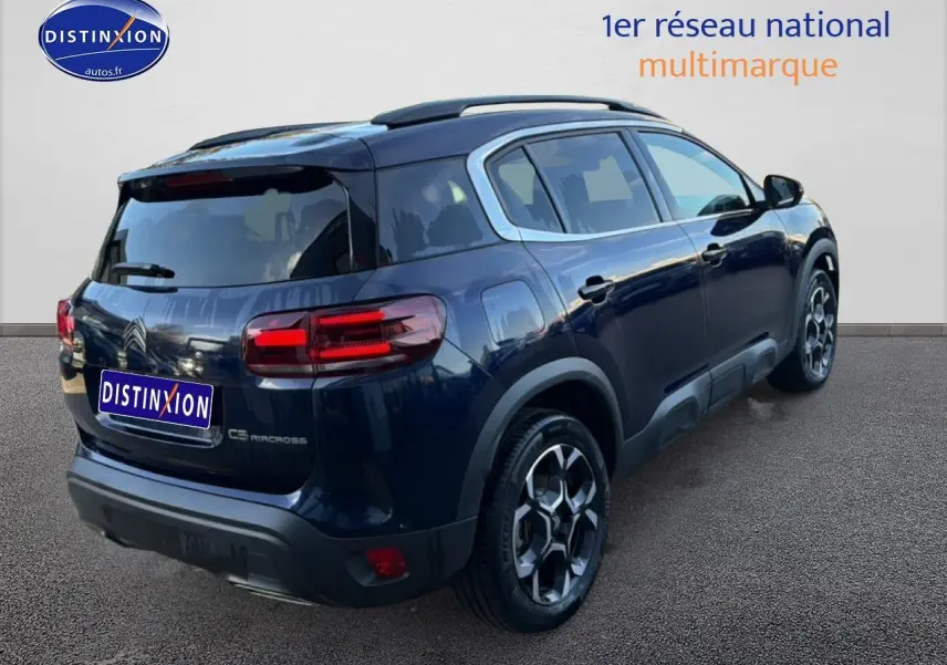 Vue 3/4 arrière droite du Citroën C5 Aircross bleu eclipse avec jantes alu et vitres teintées.