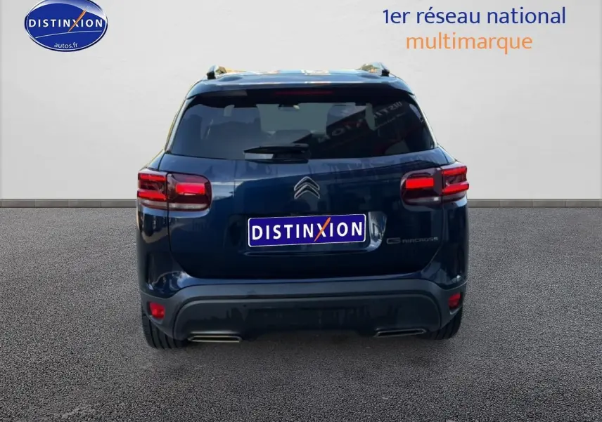 Vue arrière du Citroën C5 Aircross bleu eclipse 2025 avec feux LED et double sortie d’échappement visible.