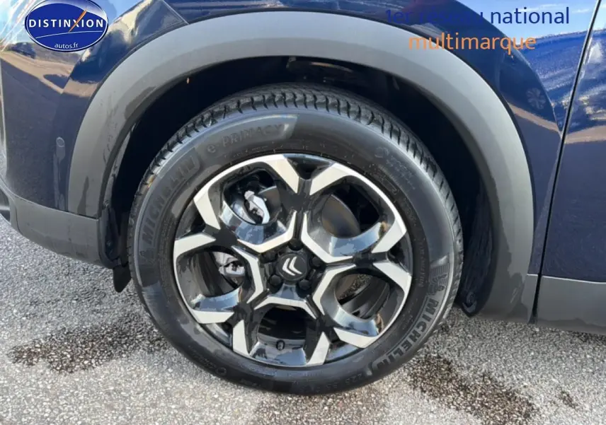 Gros plan sur la roue avant gauche du Citroën C5 Aircross bleu eclipse avec jante alliage noire et argentée.