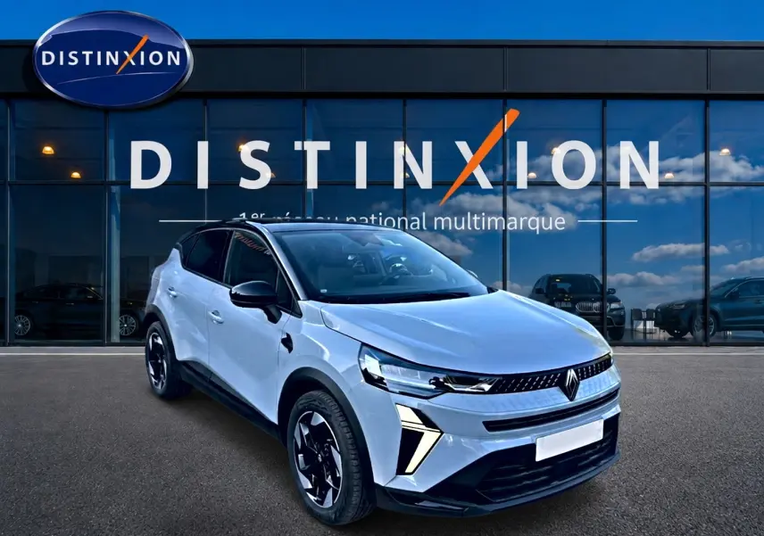 Renault Captur 2026 gris rafale en 3/4 avant, avec jantes noires et toit noir contrasté devant showroom Distinxion.