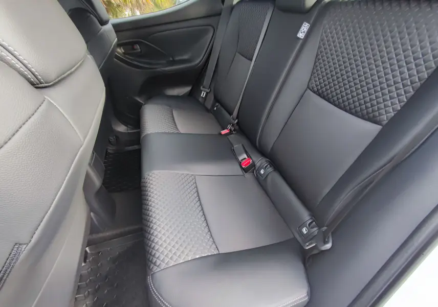 Vue intérieure arrière côté droit des sièges en cuir noir matelassé de la Mazda2 Hybrid 2024 blanc métallisé.