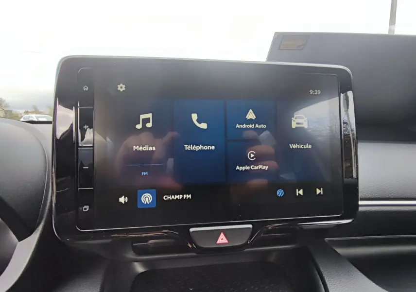 Écran tactile central de la Mazda2 Hybrid 2024 affichant les options médias, téléphone, Android Auto et Apple CarPlay.