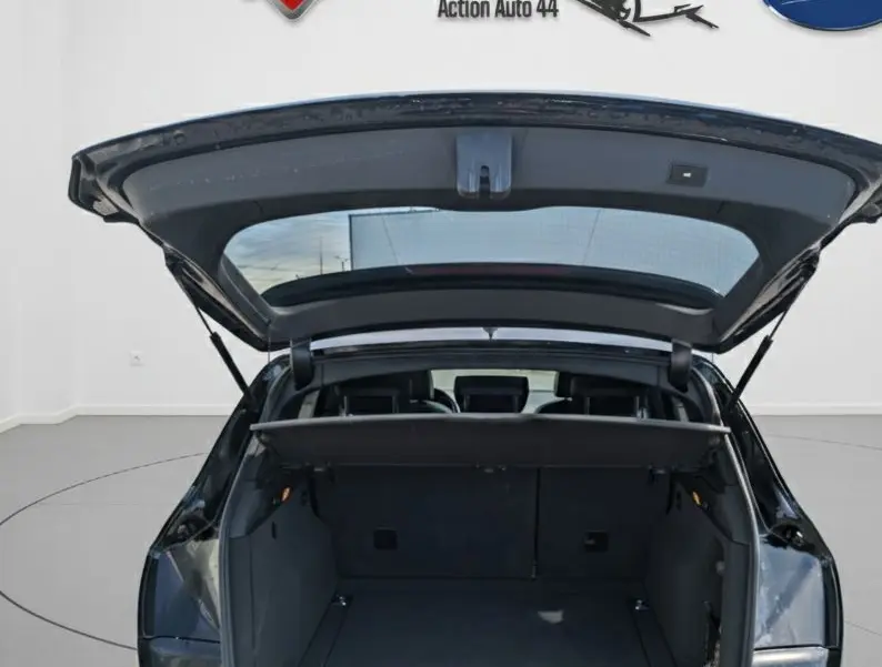Vue arrière d’un Audi Q5 noir 2012 avec hayon ouvert montrant le coffre vide et l’intérieur sombre.