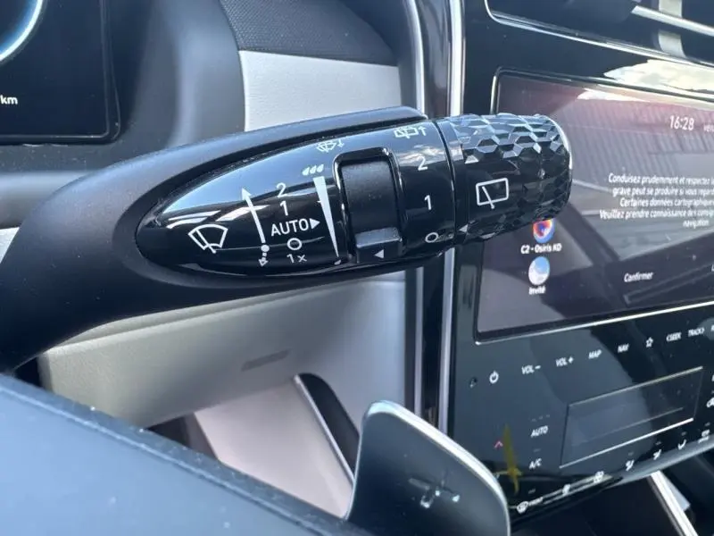 Gros plan sur la commande d'essuie-glace avec motifs géométriques à l'intérieur d'un Hyundai Tucson 2021 Teal Blue Métal.