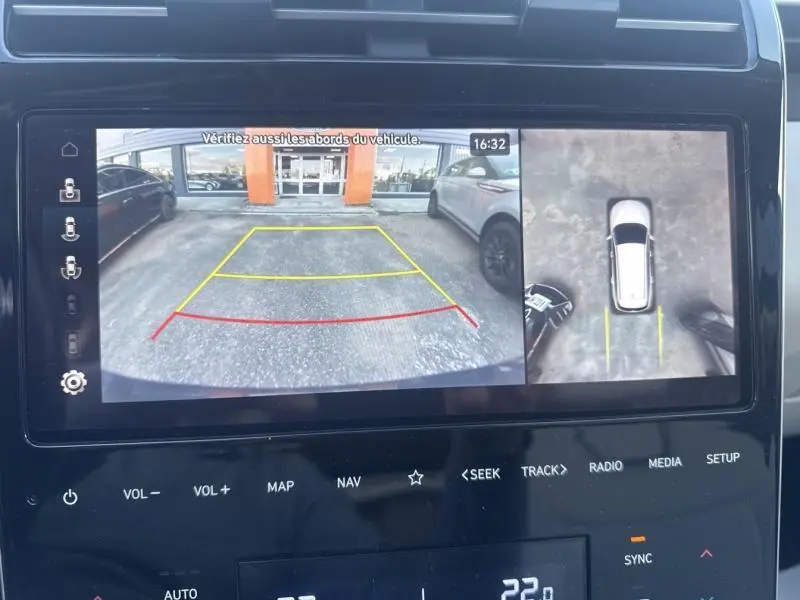 Écran tactile du Hyundai Tucson 2021 montrant la caméra de recul et la vue 360° en stationnement, intérieur noir.