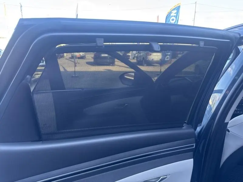 Store pare-soleil déployé sur la porte arrière côté gauche d'un Hyundai Tucson Teal Blue Métal, vue intérieure.