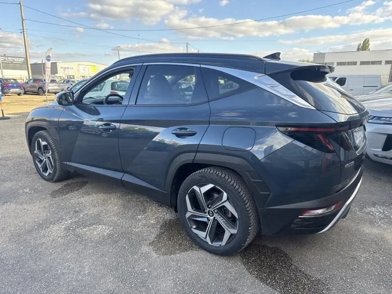 Vue 3/4 arrière droite du Hyundai Tucson Teal Blue Métal 2021 avec jantes alliage et feux arrière LED distinctifs.