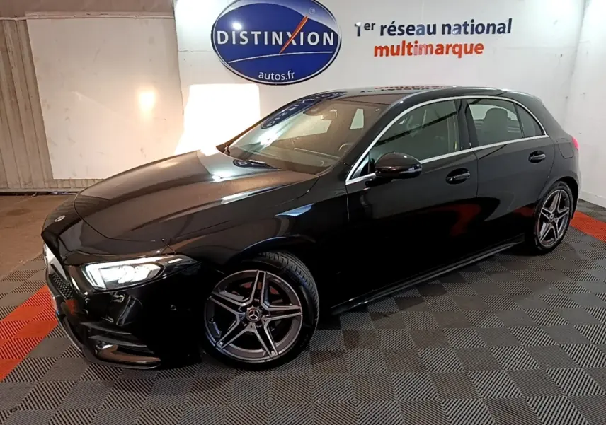 Mercedes Classe A 200 AMG Line noire vue en 3/4 avant droit, avec jantes alliage et phares LED allumés.