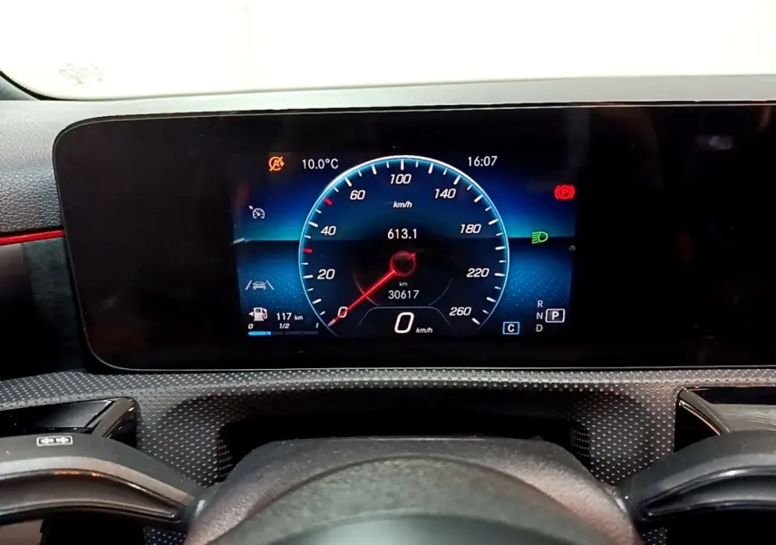 Tableau de bord numérique de la Mercedes Classe A 200 AMG Line 2021, affichage vitesse et informations à 16h07.