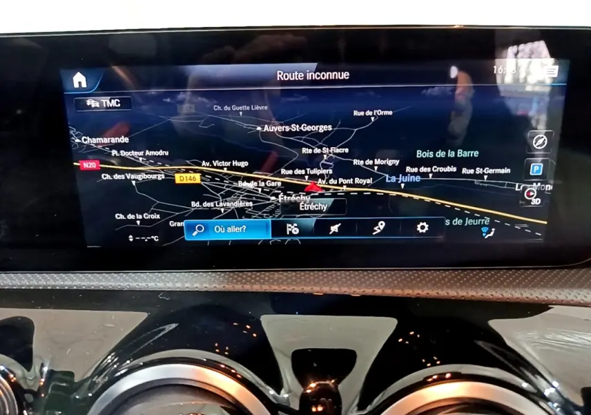 Affichage tactile de navigation 3D sur tableau de bord noir de Mercedes Classe A 200 AMG Line, vue intérieure frontale.