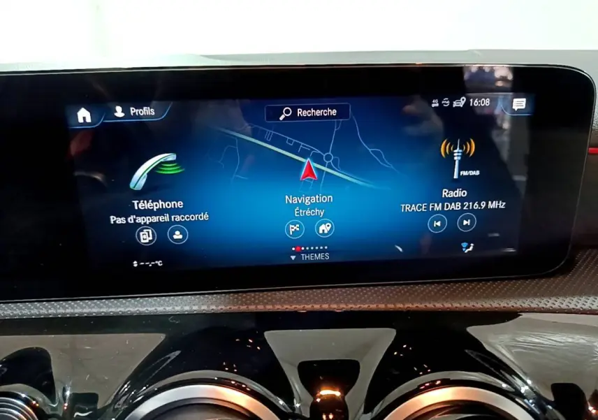 Écran tactile central du tableau de bord de la Mercedes Classe A 200 AMG Line noir, affichant navigation et radio.