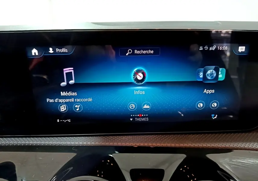 Écran tactile central du tableau de bord de la Mercedes Classe A 200 AMG Line 2021 affichant les menus Médias, Infos et Apps.