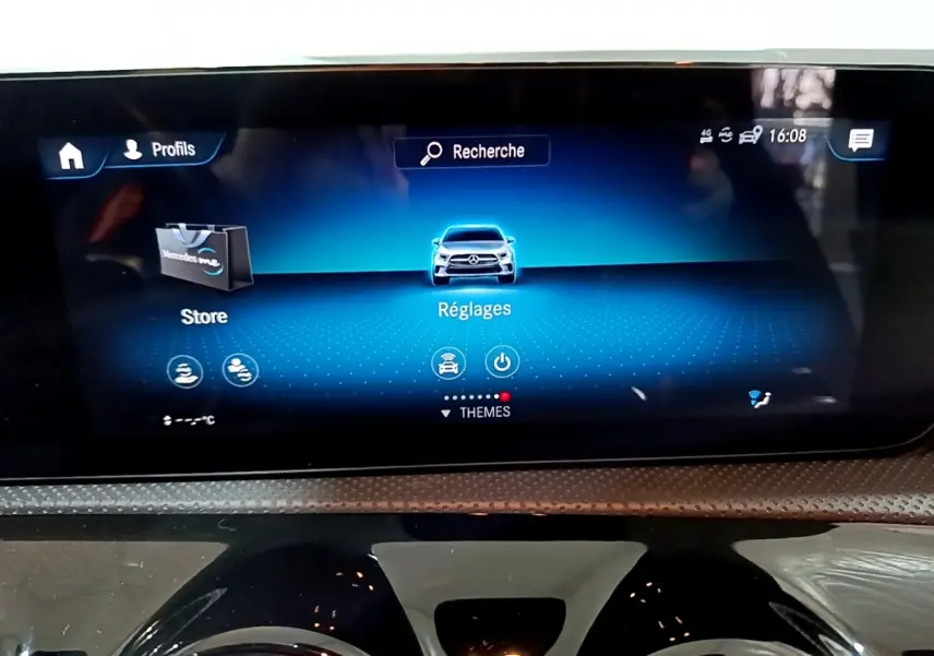 Écran tactile central de la Mercedes Classe A 200 AMG Line 2021 affichant le menu Réglages, intérieur noir.