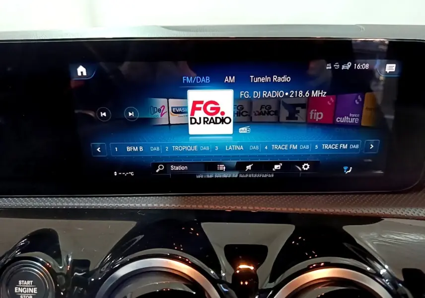 Écran tactile central affichant la radio FG DJ Radio dans l’habitacle noir d’une Mercedes Classe A A 200 AMG Line.