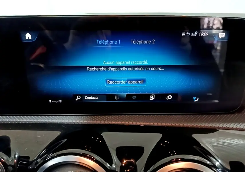 Écran tactile central bleu affichant la connexion Bluetooth dans le tableau de bord noir brillant d'une Mercedes Classe A A 200 AMG Line.