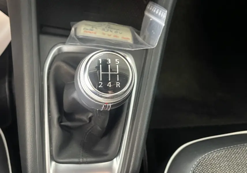 Le levier de vitesses manuel noir et chrome du Renault Captur 2019, vue rapprochée sur la console centrale.