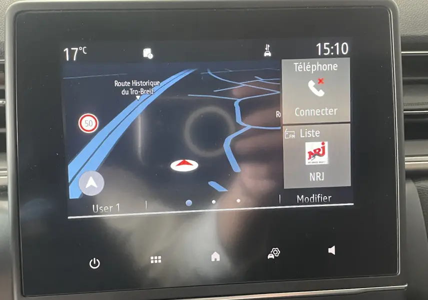 Écran tactile du système de navigation Renault Captur 2019 affichant la carte et options téléphone et radio NRJ.