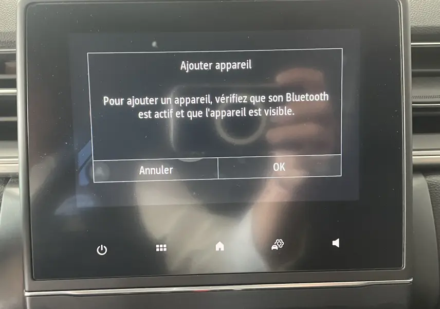 Écran tactile central du Renault Captur 2019 affichant un message d'ajout d'appareil Bluetooth, intérieur noir.