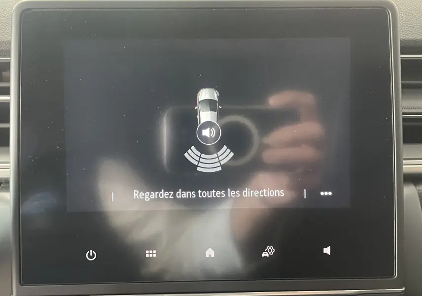 Écran tactile intérieur du Renault Captur 2019 affichant une alerte de surveillance des angles morts.