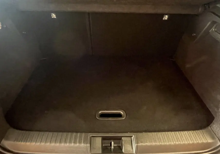 Vue intérieure du coffre noir du Renault Captur 2019, version essence 1.0 TCE 100CH Intens, sans chargement visible.