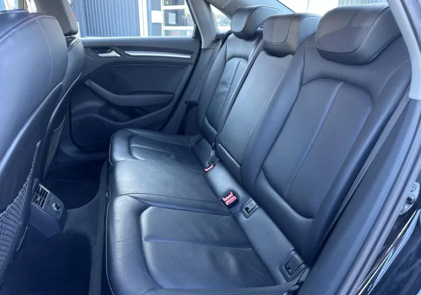 Vue intérieure côté droit des sièges arrière en cuir noir de l'Audi A3 berline 2020.