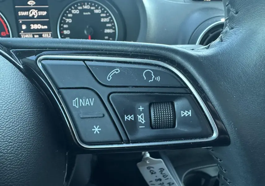 Gros plan sur les commandes audio et téléphone au volant cuir noir de l'Audi A3 berline 2020.