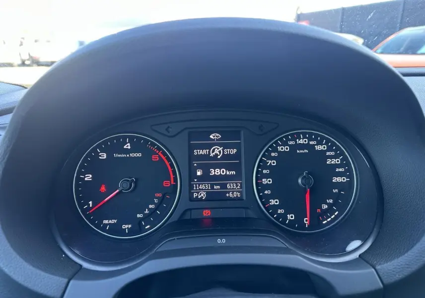 Vue rapprochée du tableau de bord noir de l'Audi A3 2020, avec compte-tours, compteur de vitesse et écran central.
