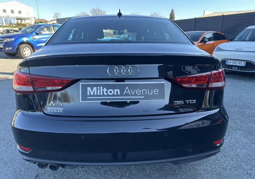 Vue arrière d'une Audi A3 berline noire 35 TDI de 2020 avec double sortie d'échappement et feux rouges distinctifs.