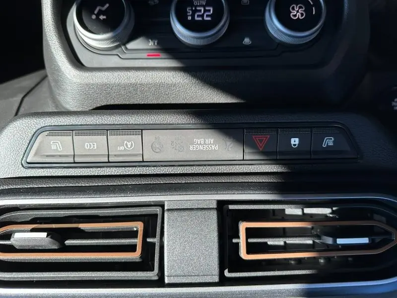 Vue rapprochée de la console centrale du Dacia Jogger 2024, boutons de contrôle et aérateurs noirs avec contours marron.