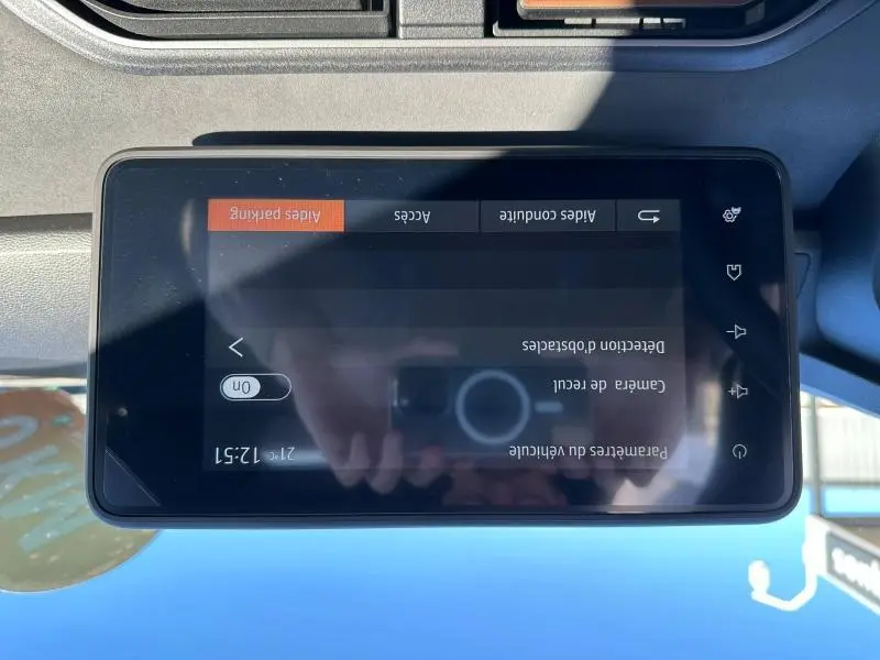 Écran tactile central du tableau de bord du Dacia Jogger 2024, affichant les aides à la conduite.