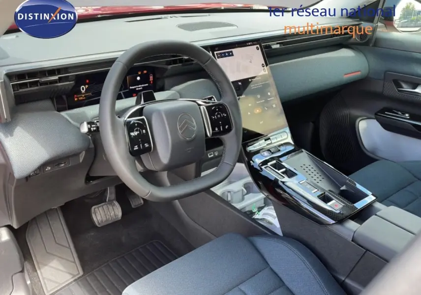 Vue intérieure du poste de conduite du Citroën C5 Aircross Hybrid rouge rubis, avec volant multifonction et écran tactile vertical.