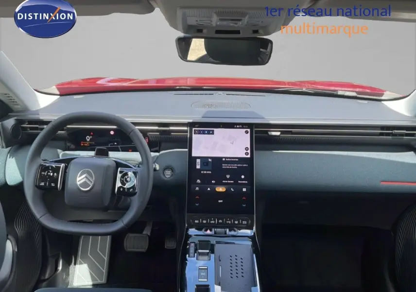 Vue intérieure avant du Citroën C5 Aircross Hybrid rouge rubis, avec tableau de bord moderne et écran tactile vertical.