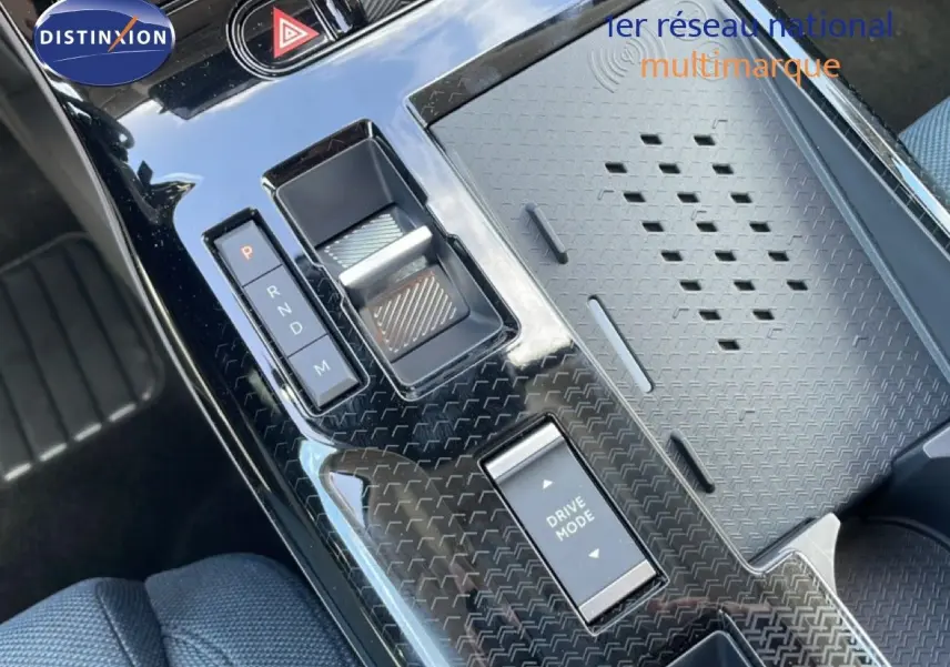 Gros plan sur la console centrale noire brillante du Citroën C5 Aircross Hybrid avec commandes de boîte auto et mode de conduite.