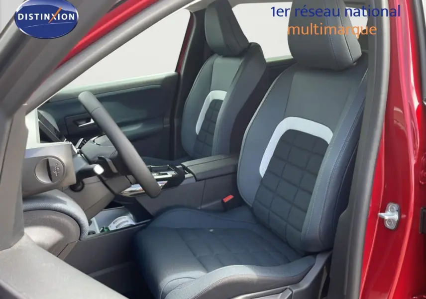 Vue intérieure côté conducteur du Citroën C5 Aircross Hybrid rouge rubis, mettant en valeur les sièges tissu et cuir bicolores.